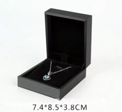 Кутия за Бижута от Черна PU Кожа – Елегантна Кутия с Текстура за Гривни и Колиета